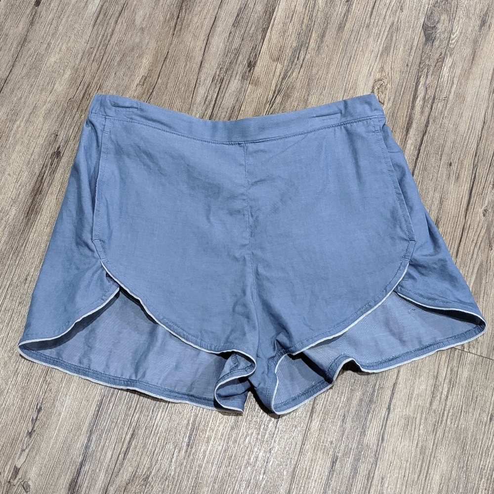 Lululemon Wake and Flow Shorts size 8